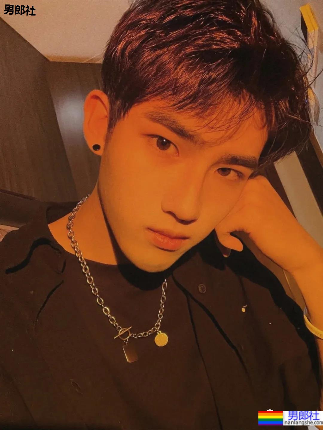 鲜帅高中生小奶狗,谁家有这款的弟弟呀? - 51虹马 鲜帅高中生小奶狗,谁家有这款的弟弟呀? - 51虹马