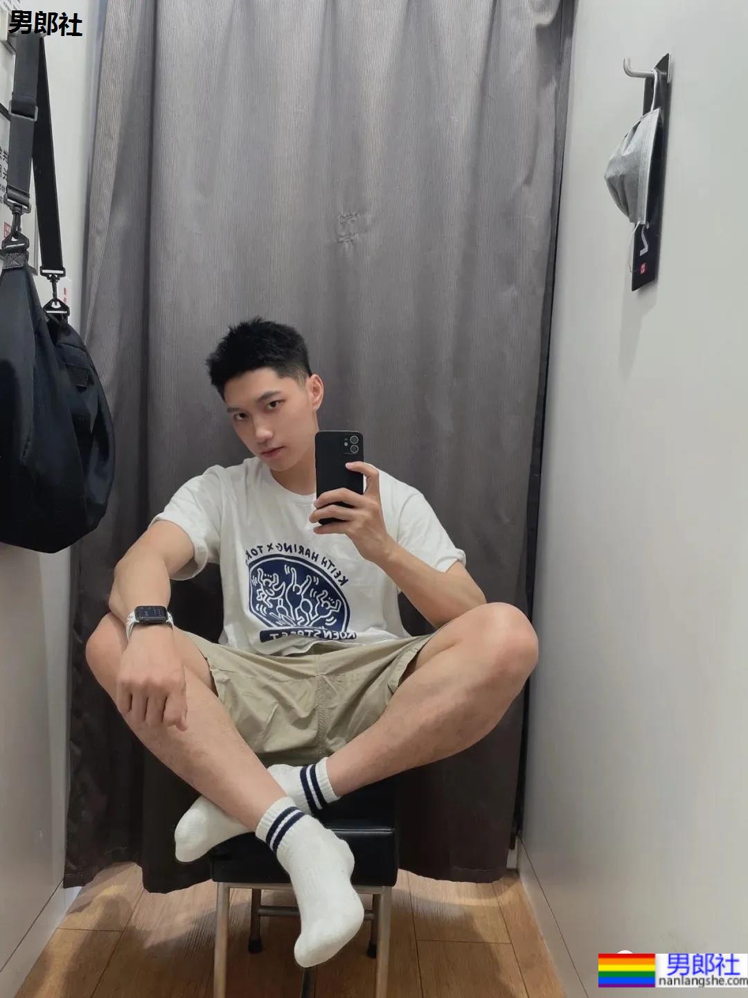 帅气西点师试衣间玩自拍，甜到齁的男朋友来了！-51虹马