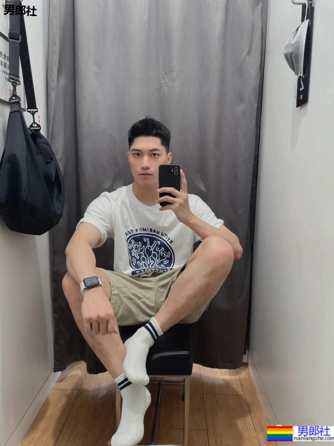 帅气西点师试衣间玩自拍，甜到齁的男朋友来了！ - 51虹马