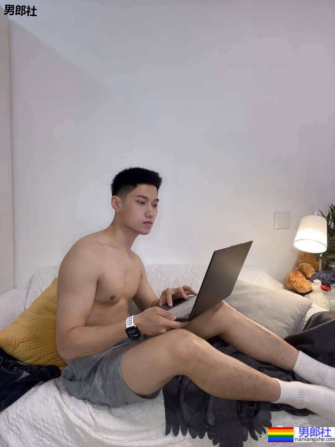 帅气西点师试衣间玩自拍，甜到齁的男朋友来了！ - 51虹马