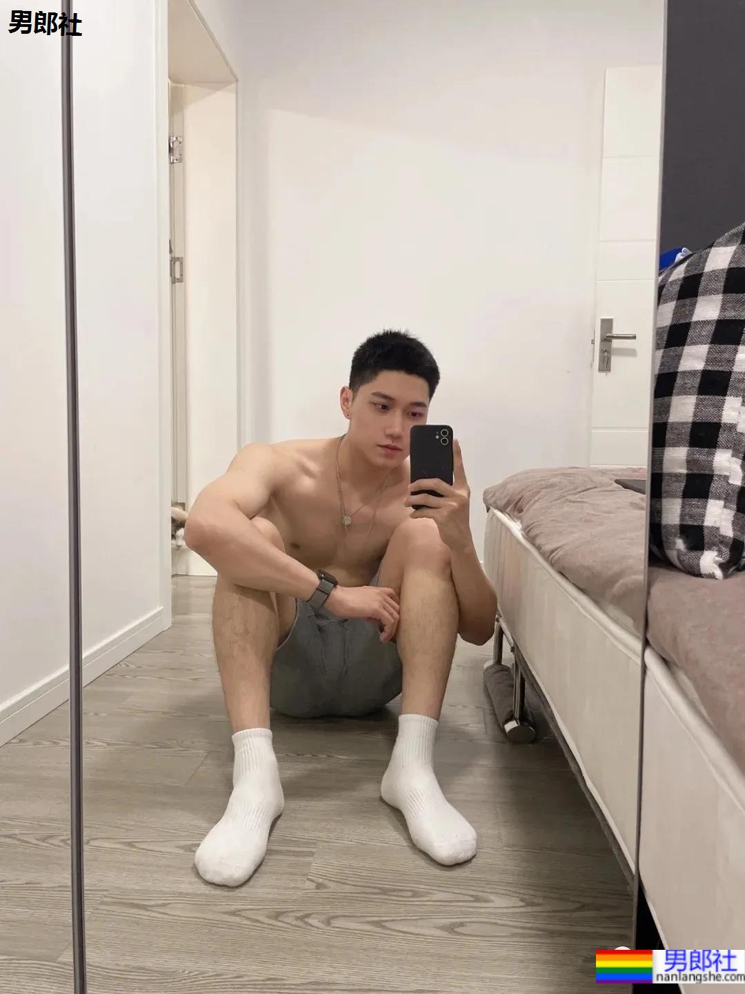 帅气西点师试衣间玩自拍，甜到齁的男朋友来了！ - 51虹马