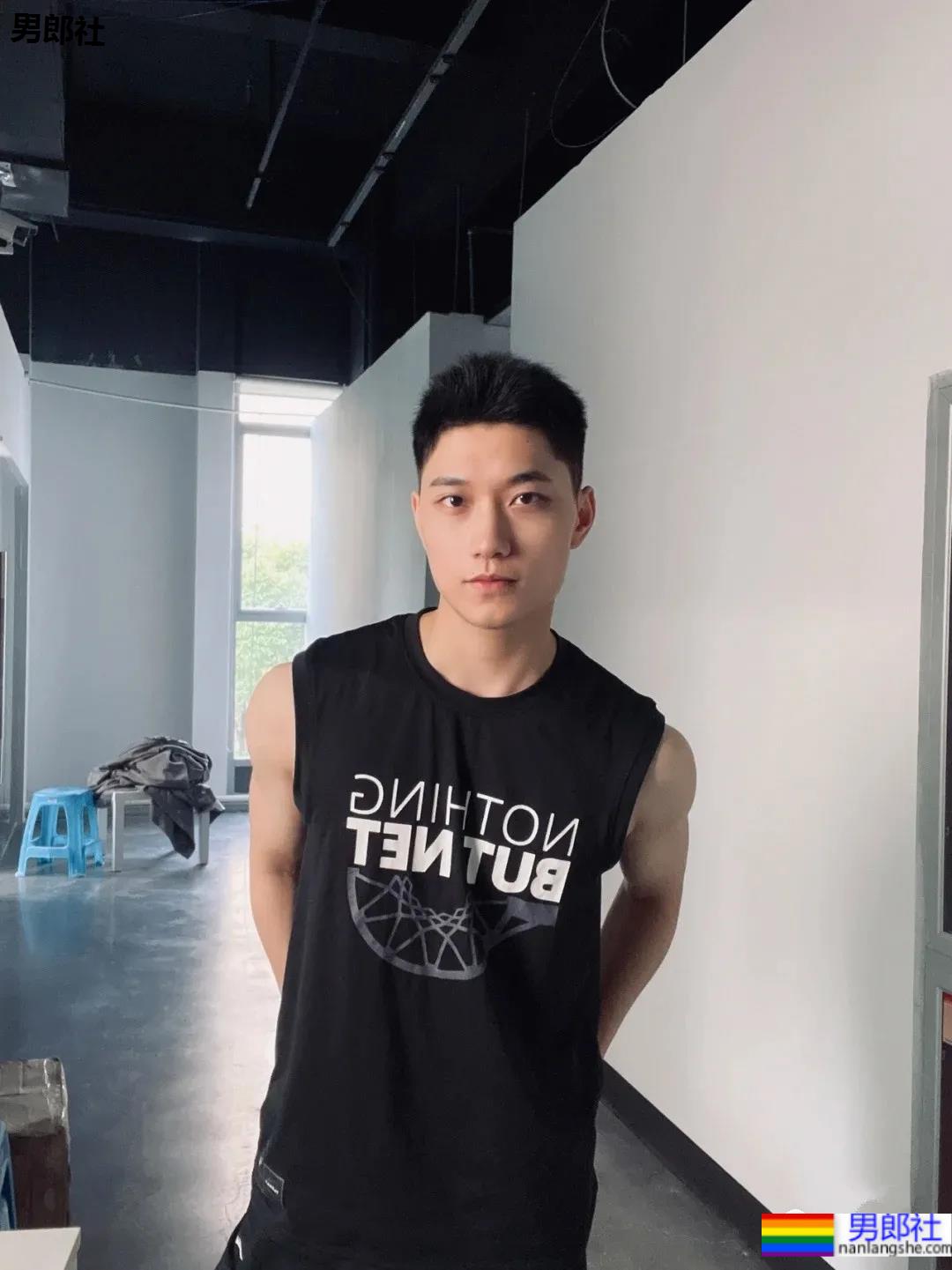 帅气西点师试衣间玩自拍，甜到齁的男朋友来了！ - 51虹马