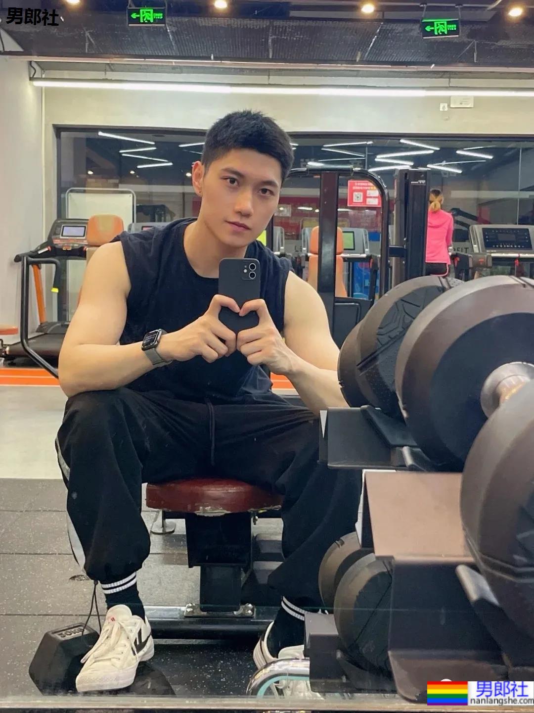 帅气西点师试衣间玩自拍，甜到齁的男朋友来了！ - 51虹马