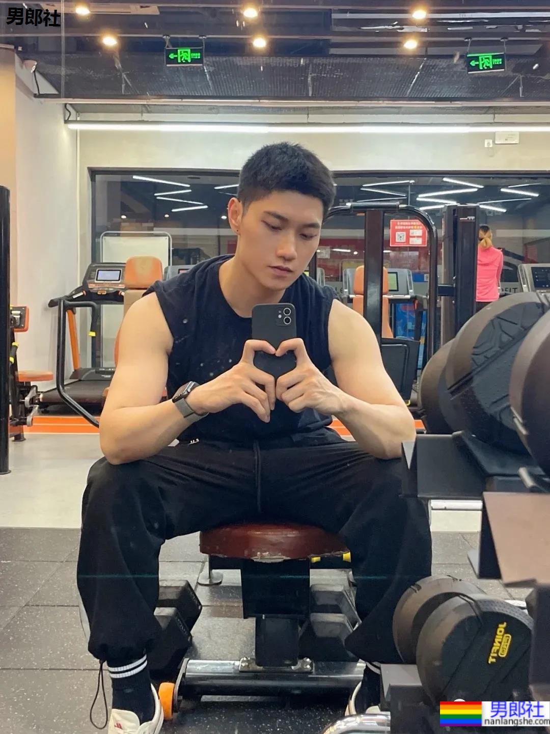 帅气西点师试衣间玩自拍，甜到齁的男朋友来了！ - 51虹马