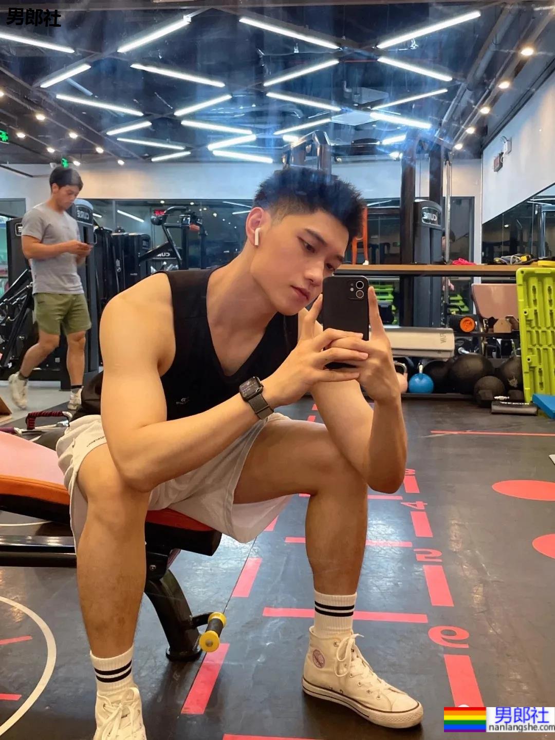 帅气西点师试衣间玩自拍，甜到齁的男朋友来了！ - 51虹马