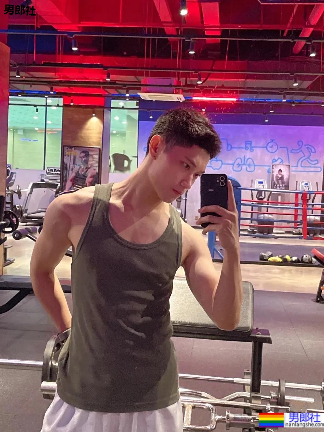 帅气西点师试衣间玩自拍，甜到齁的男朋友来了！ - 51虹马