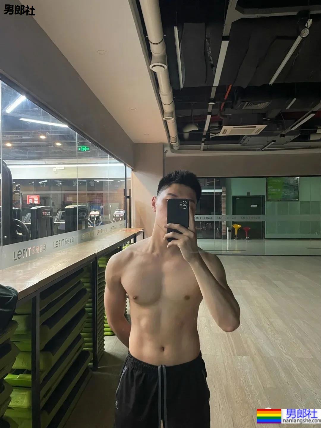 帅气西点师试衣间玩自拍，甜到齁的男朋友来了！ - 51虹马