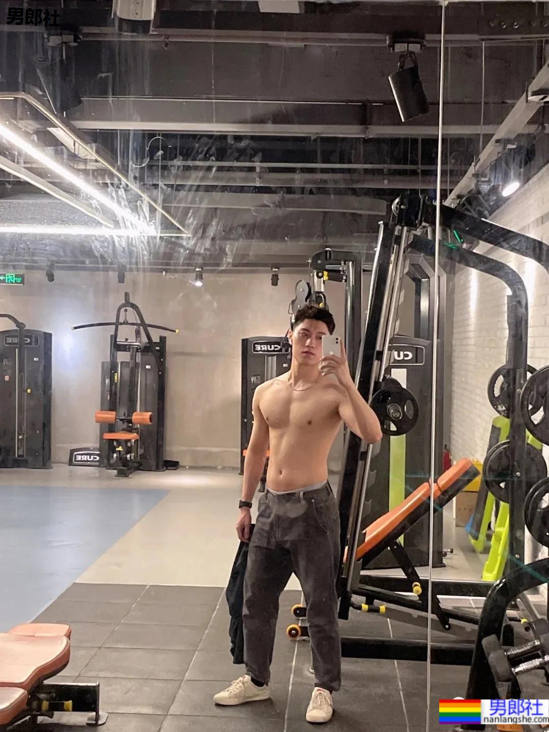 帅气西点师试衣间玩自拍，甜到齁的男朋友来了！ - 51虹马