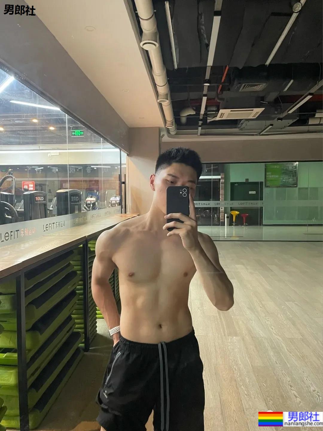 帅气西点师试衣间玩自拍，甜到齁的男朋友来了！ - 51虹马