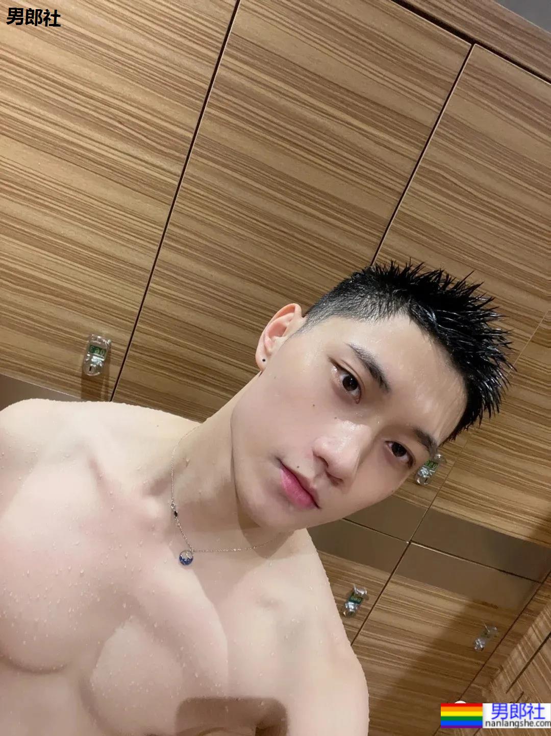 帅气西点师试衣间玩自拍，甜到齁的男朋友来了！ - 51虹马