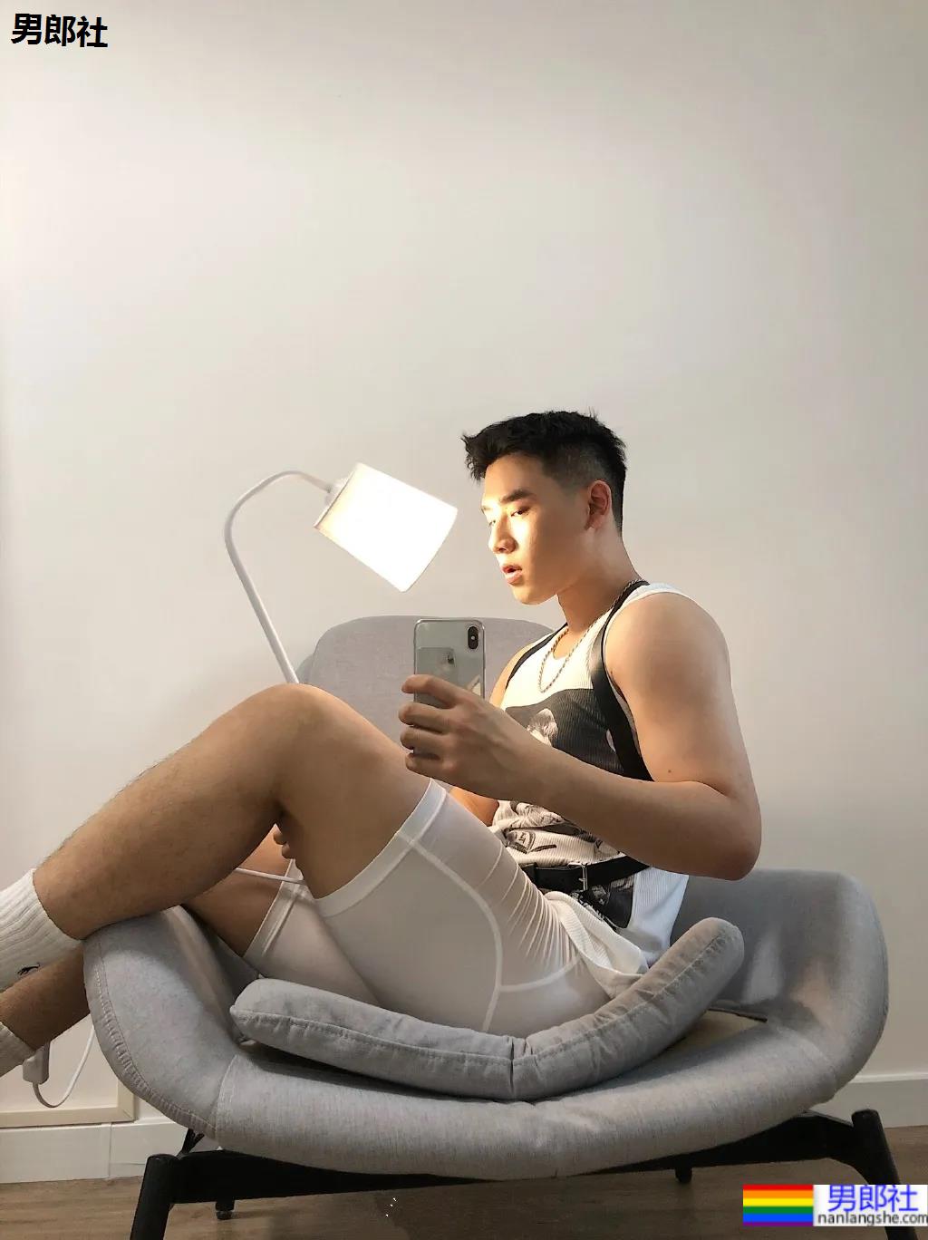 奶凶体育生自拍照被疯传，来品一品这个健气小奶狗的大长腿！ - 51虹马