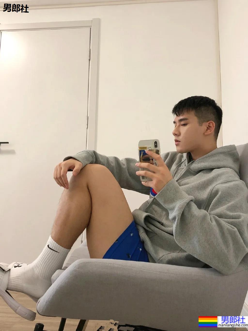 奶凶体育生自拍照被疯传，来品一品这个健气小奶狗的大长腿！ - 51虹马