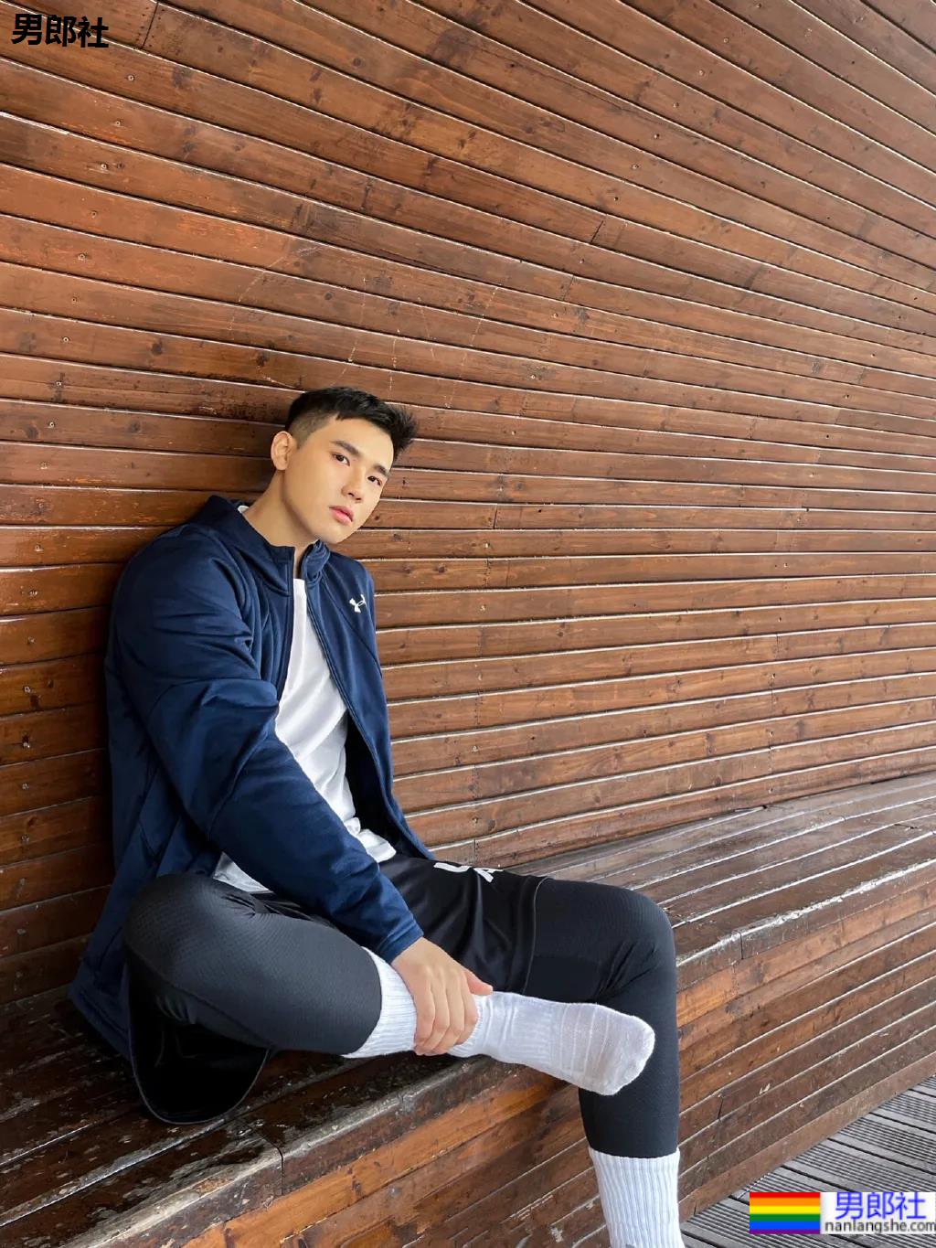 奶凶体育生自拍照被疯传，来品一品这个健气小奶狗的大长腿！ - 51虹马