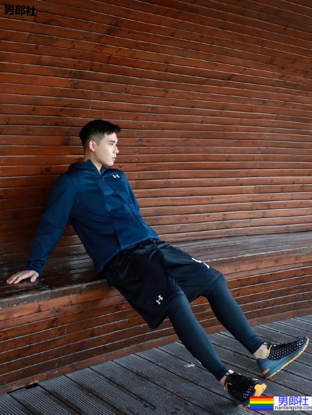 奶凶体育生自拍照被疯传，来品一品这个健气小奶狗的大长腿！ - 51虹马