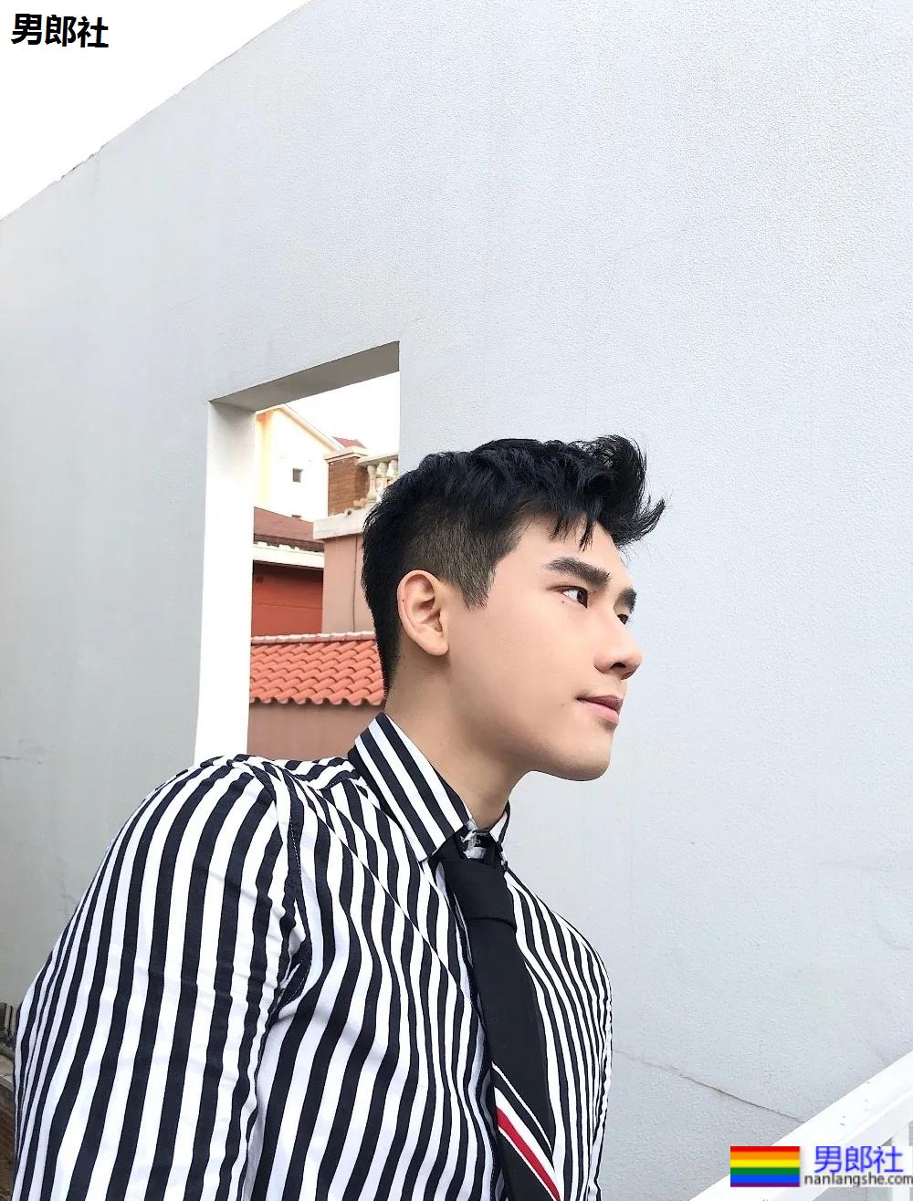 奶凶体育生自拍照被疯传，来品一品这个健气小奶狗的大长腿！ - 51虹马