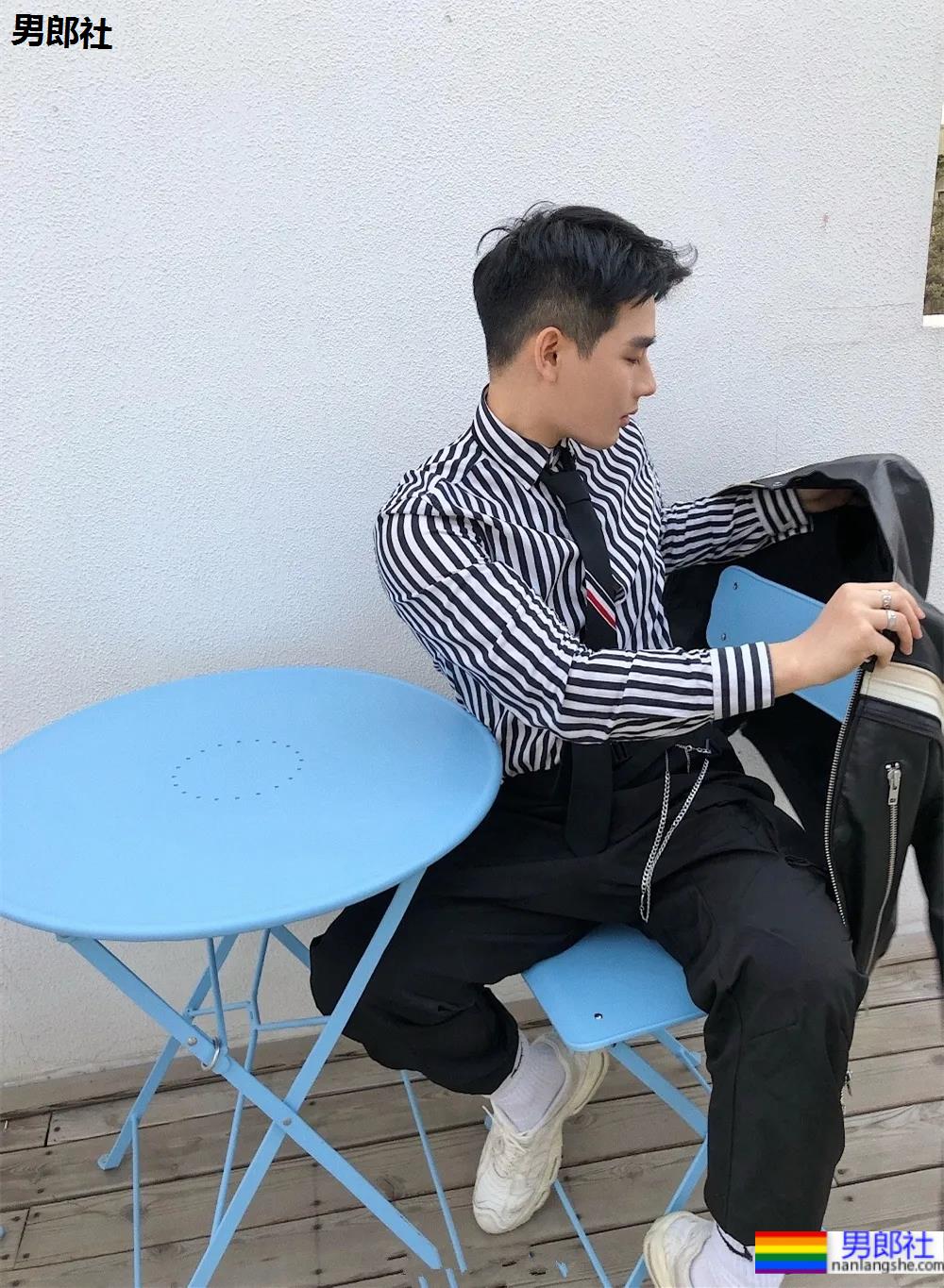 奶凶体育生自拍照被疯传，来品一品这个健气小奶狗的大长腿！ - 51虹马