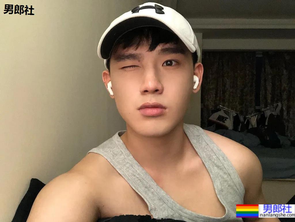 奶凶体育生自拍照被疯传，来品一品这个健气小奶狗的大长腿！ - 51虹马