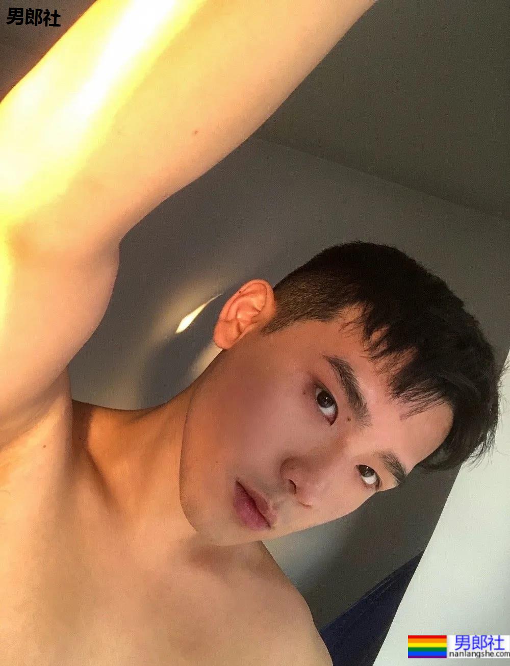 奶凶体育生自拍照被疯传，来品一品这个健气小奶狗的大长腿！ - 51虹马