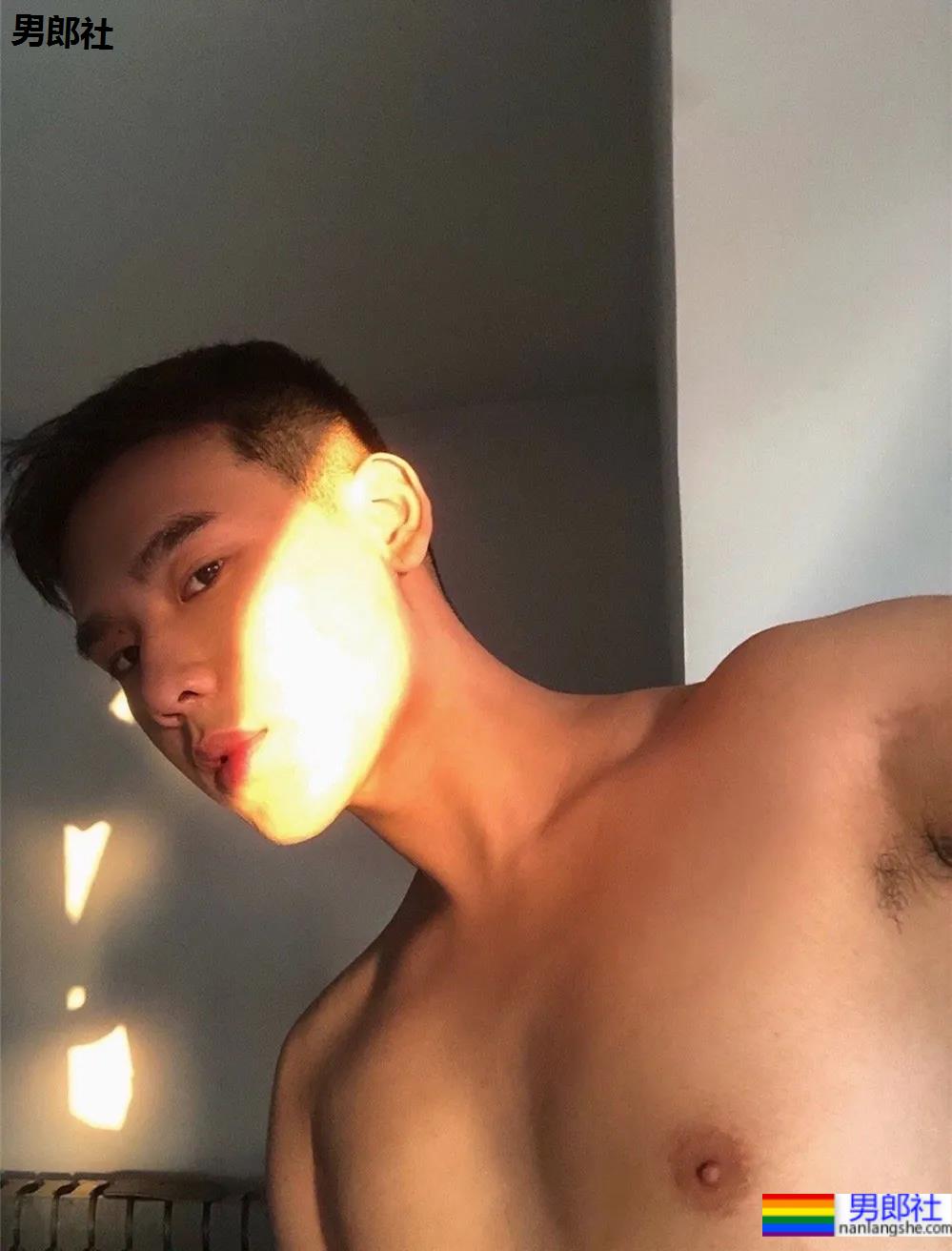 奶凶体育生自拍照被疯传，来品一品这个健气小奶狗的大长腿！ - 51虹马