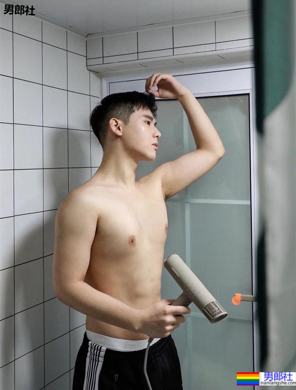 奶凶体育生自拍照被疯传，来品一品这个健气小奶狗的大长腿！ - 51虹马