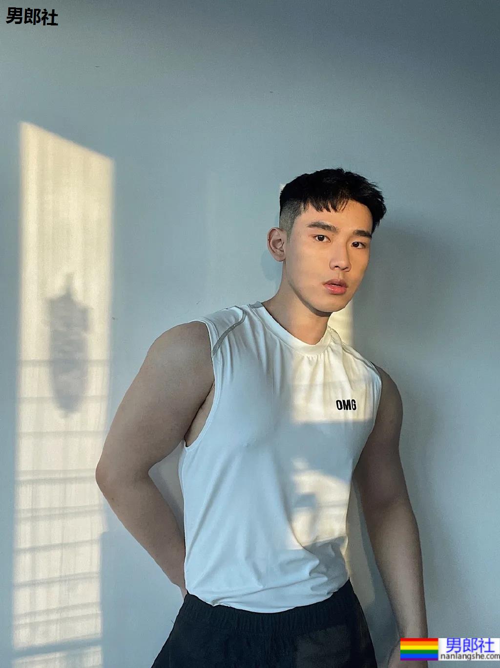 奶凶体育生自拍照被疯传，来品一品这个健气小奶狗的大长腿！ - 51虹马