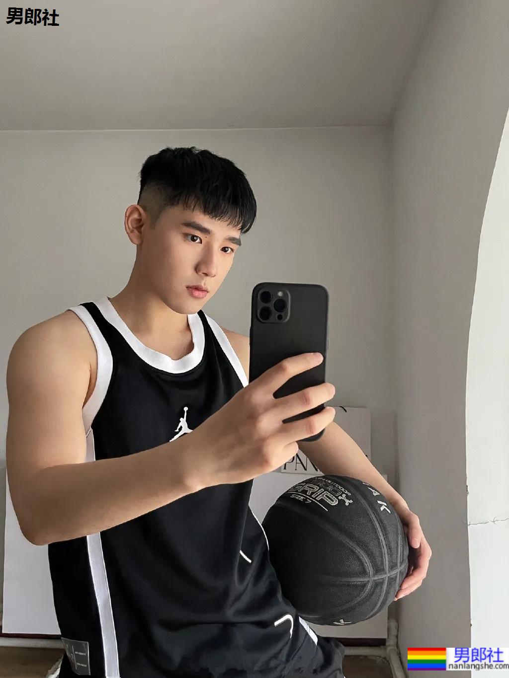 奶凶体育生自拍照被疯传，来品一品这个健气小奶狗的大长腿！ - 51虹马