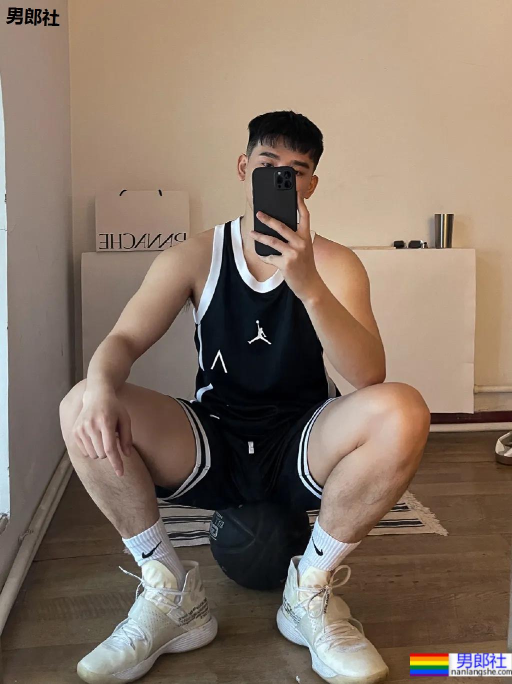 奶凶体育生自拍照被疯传，来品一品这个健气小奶狗的大长腿！ - 51虹马