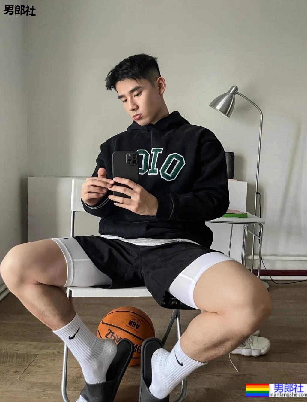 奶凶体育生自拍照被疯传，来品一品这个健气小奶狗的大长腿！ - 51虹马