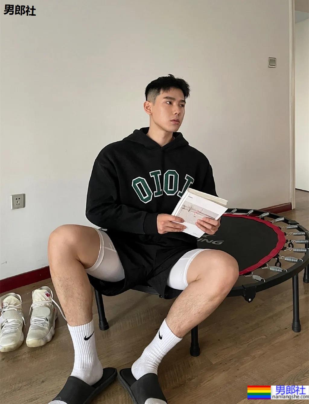 奶凶体育生自拍照被疯传，来品一品这个健气小奶狗的大长腿！ - 51虹马