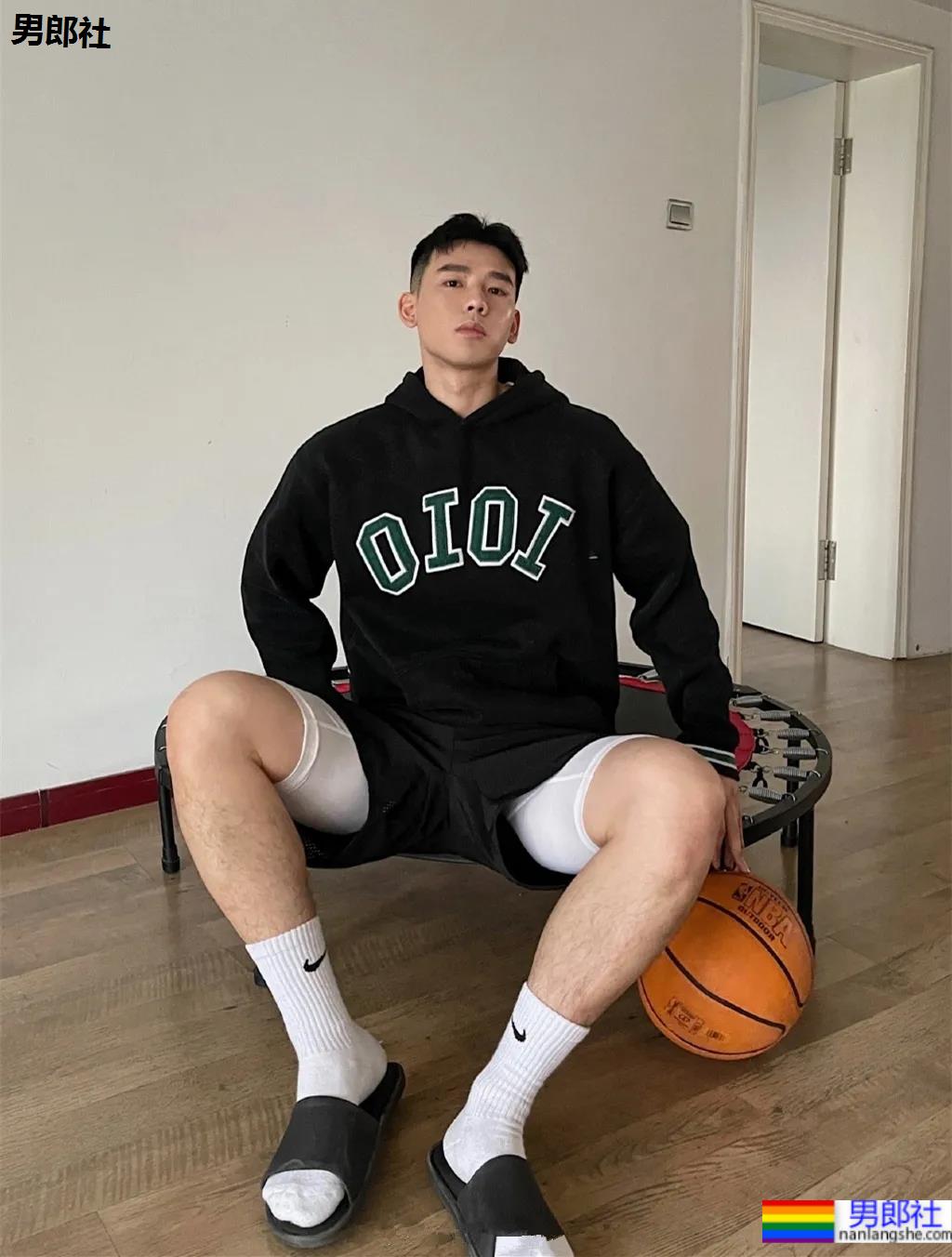 奶凶体育生自拍照被疯传，来品一品这个健气小奶狗的大长腿！ - 51虹马