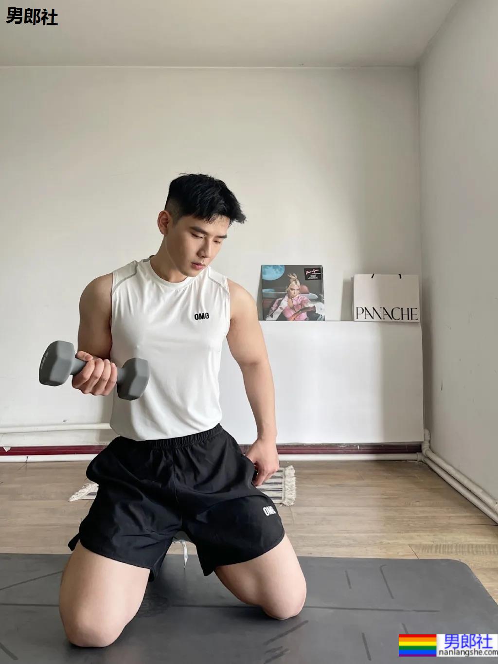 奶凶体育生自拍照被疯传，来品一品这个健气小奶狗的大长腿！ - 51虹马