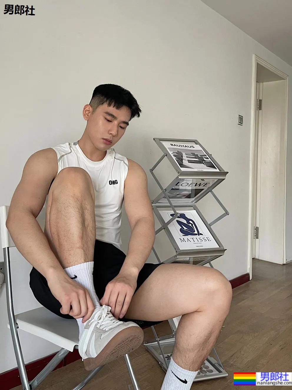 奶凶体育生自拍照被疯传，来品一品这个健气小奶狗的大长腿！ - 51虹马