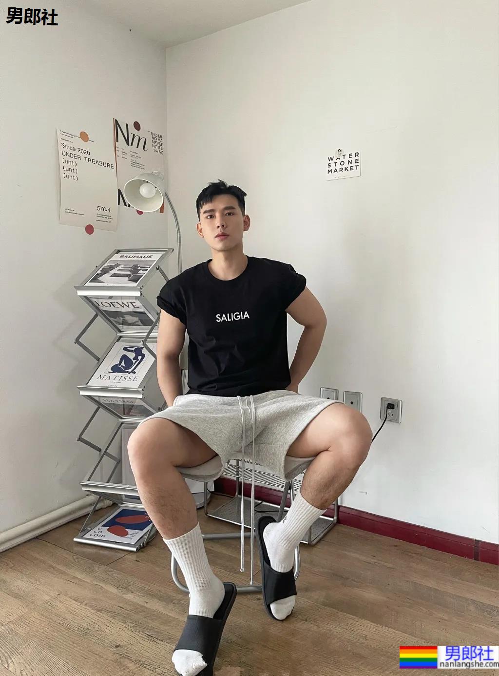 奶凶体育生自拍照被疯传，来品一品这个健气小奶狗的大长腿！ - 51虹马