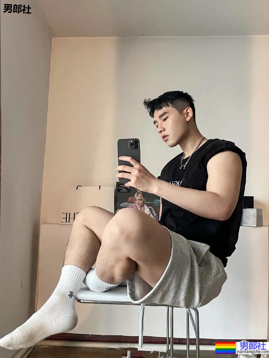 奶凶体育生自拍照被疯传，来品一品这个健气小奶狗的大长腿！ - 51虹马