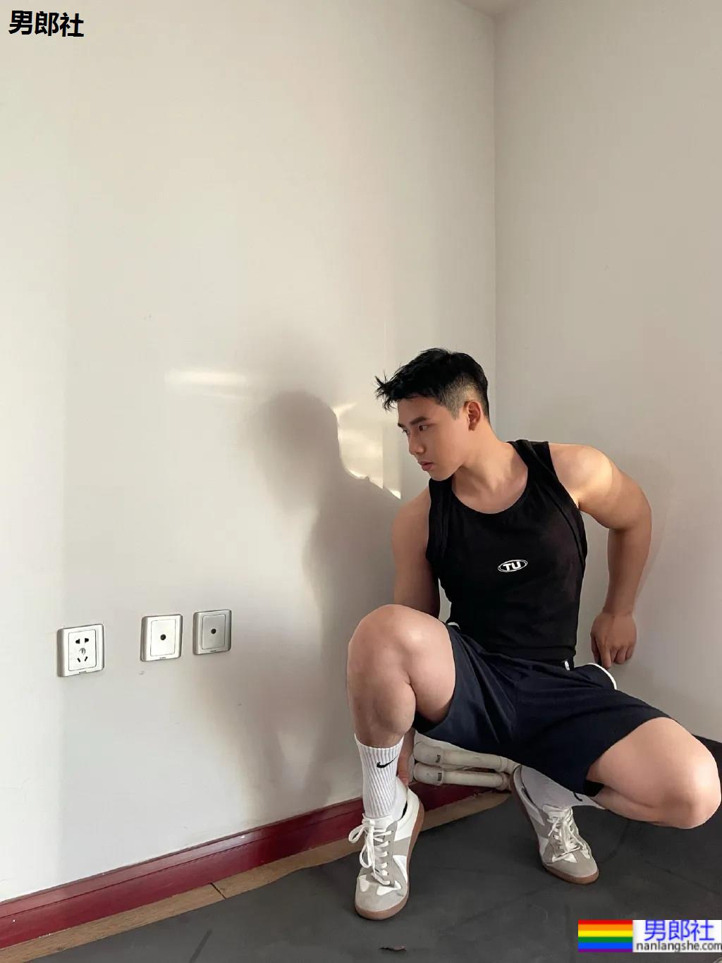 奶凶体育生自拍照被疯传，来品一品这个健气小奶狗的大长腿！ - 51虹马