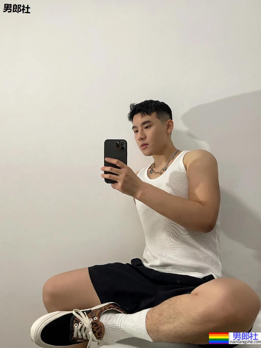 奶凶体育生自拍照被疯传，来品一品这个健气小奶狗的大长腿！ - 51虹马