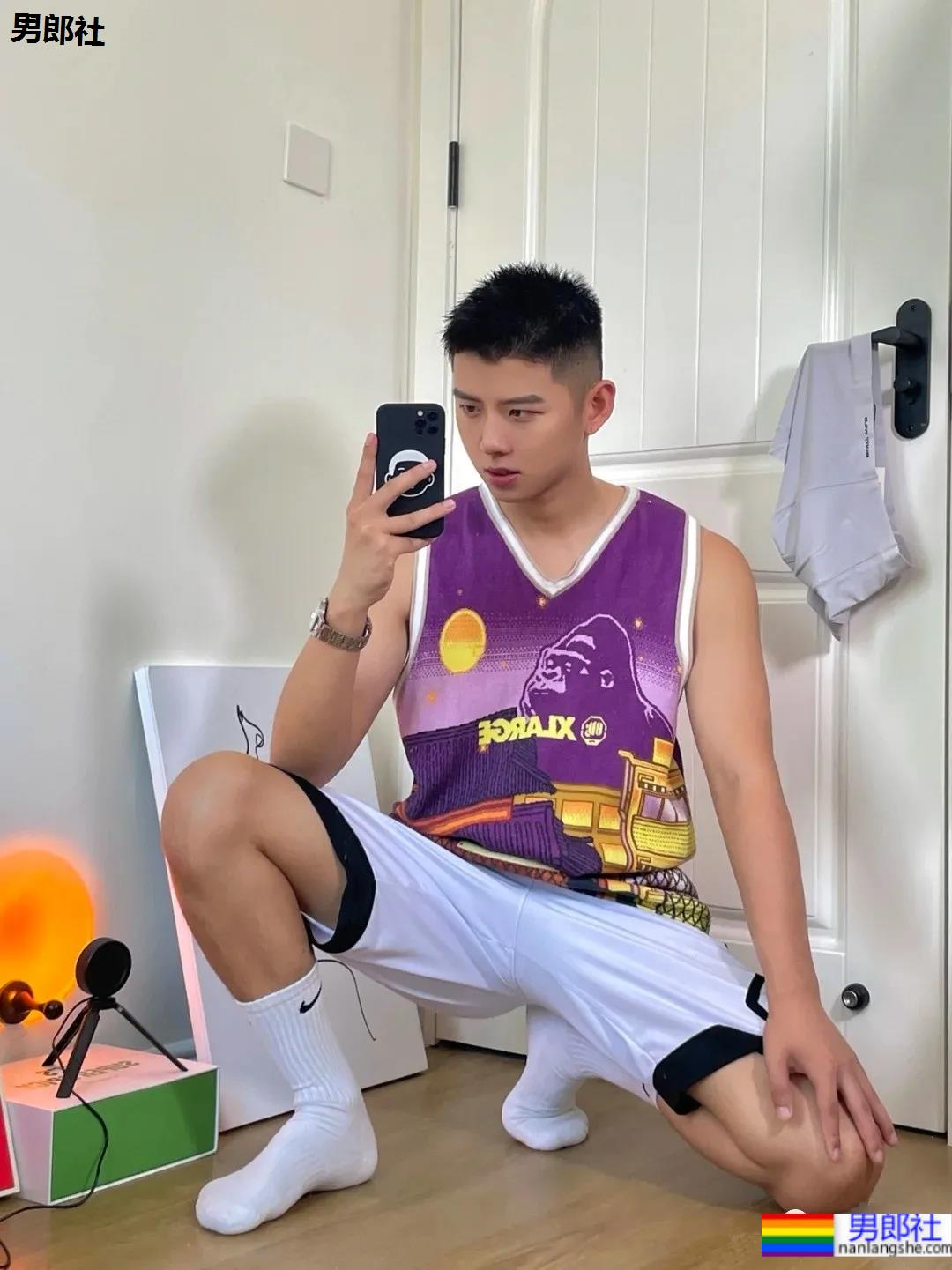 鲜嫩寸头小哥最爱球服自拍,小清新男友上线啦! - 51虹马 鲜嫩寸头小哥最爱球服自拍,小清新男友上线啦! - 51虹马