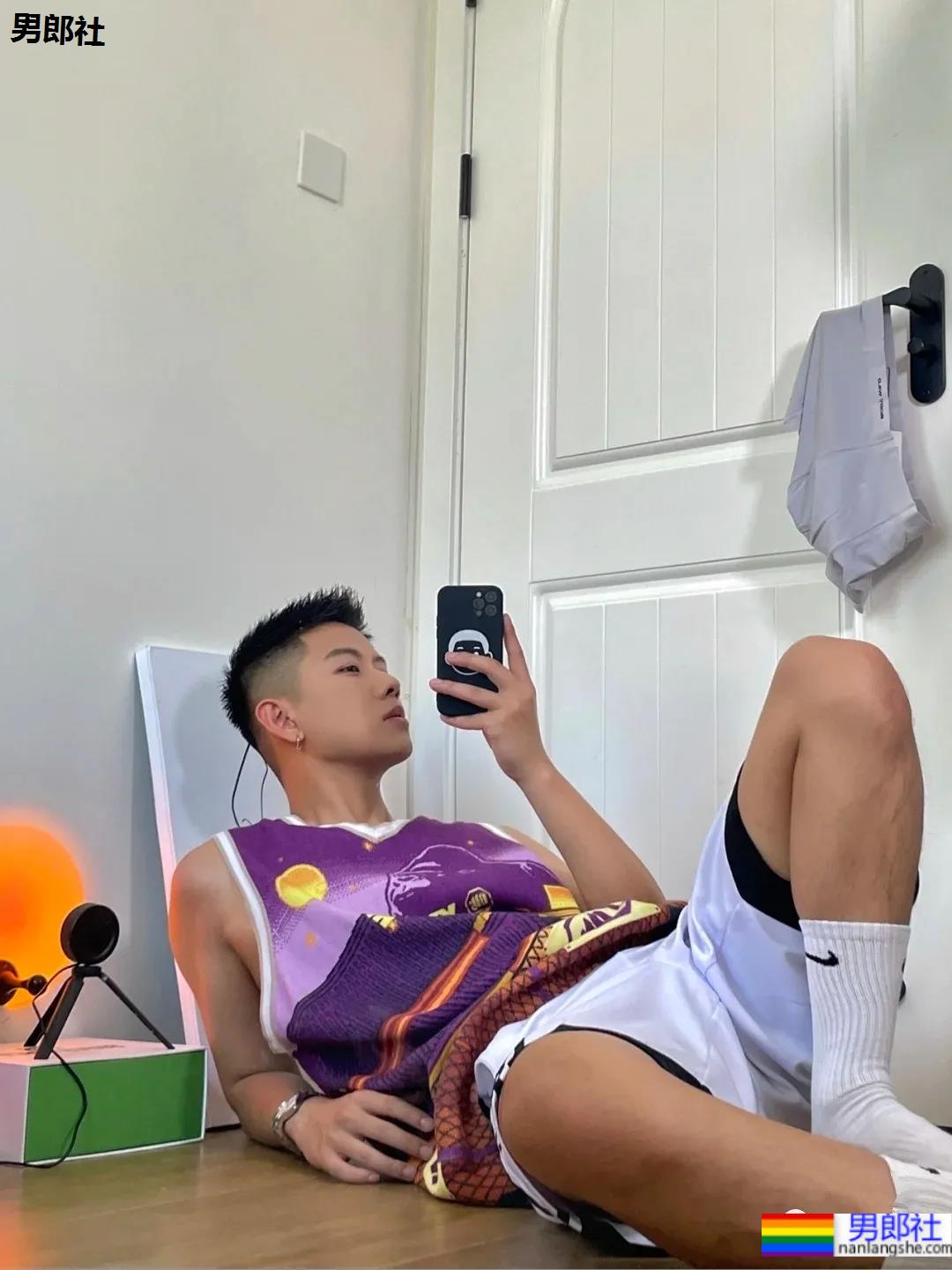 鲜嫩寸头小哥最爱球服自拍,小清新男友上线啦! - 51虹马 鲜嫩寸头小哥最爱球服自拍,小清新男友上线啦! - 51虹马