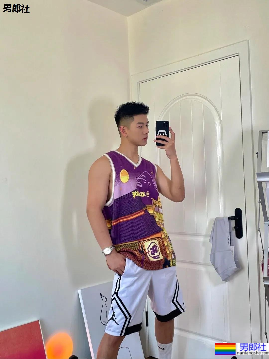 鲜嫩寸头小哥最爱球服自拍,小清新男友上线啦! - 51虹马 鲜嫩寸头小哥最爱球服自拍,小清新男友上线啦! - 51虹马