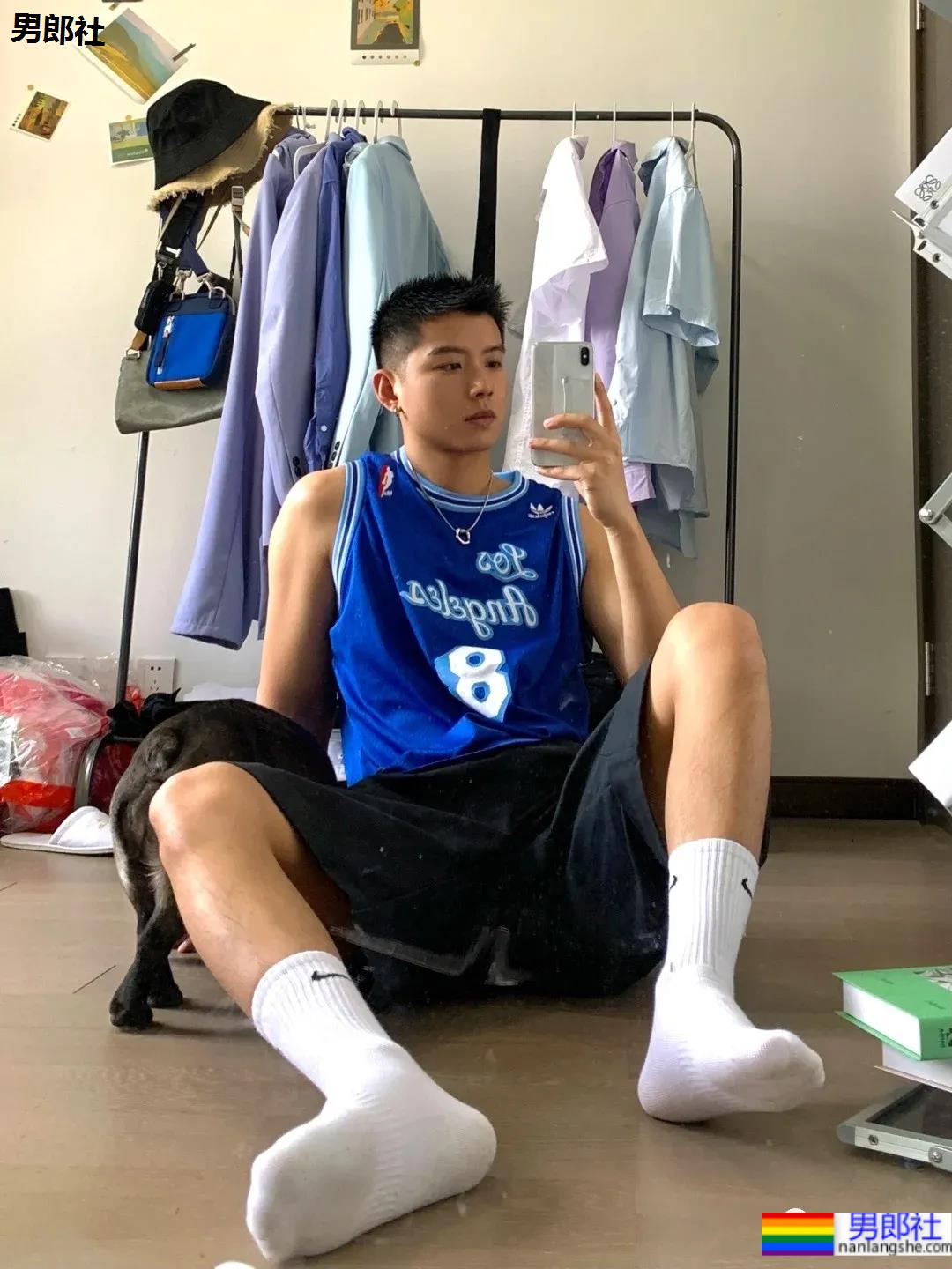 鲜嫩寸头小哥最爱球服自拍,小清新男友上线啦! - 51虹马 鲜嫩寸头小哥最爱球服自拍,小清新男友上线啦! - 51虹马