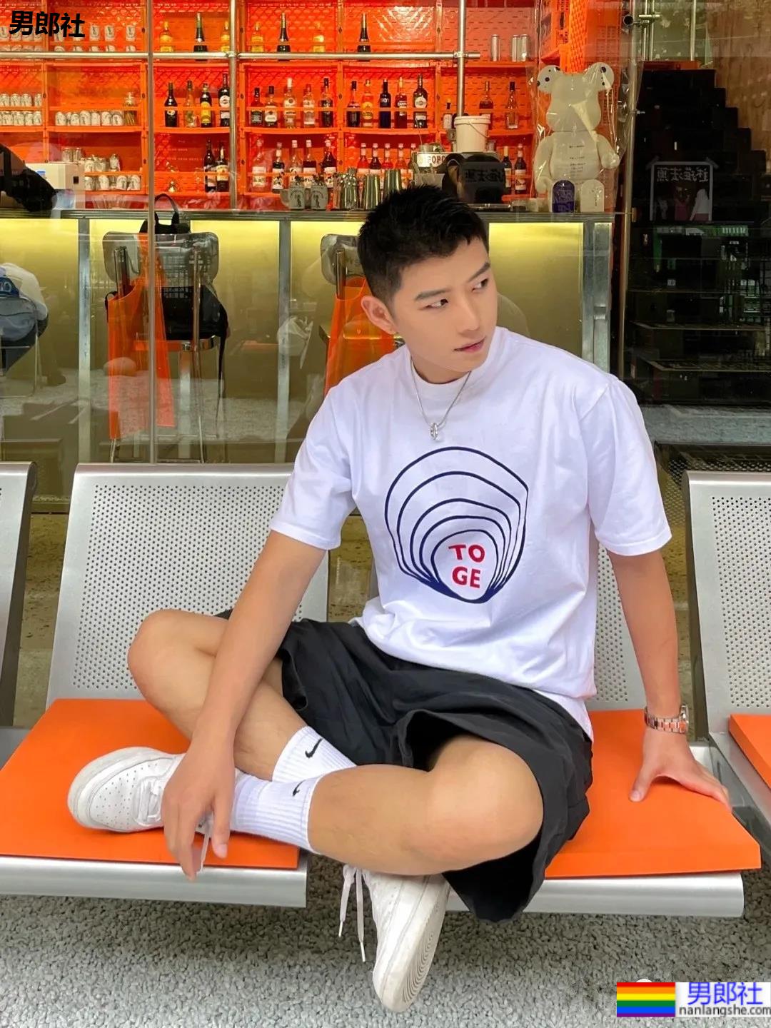 鲜嫩寸头小哥最爱球服自拍,小清新男友上线啦! - 51虹马 鲜嫩寸头小哥最爱球服自拍,小清新男友上线啦! - 51虹马