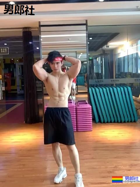 比体育生还好看的肌肉博主，超A身材让网友们都不淡定了！ - 51虹马