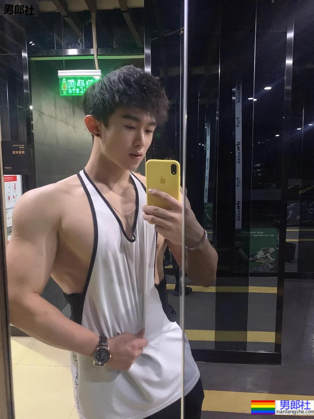 比体育生还好看的肌肉博主，超A身材让网友们都不淡定了！ - 51虹马