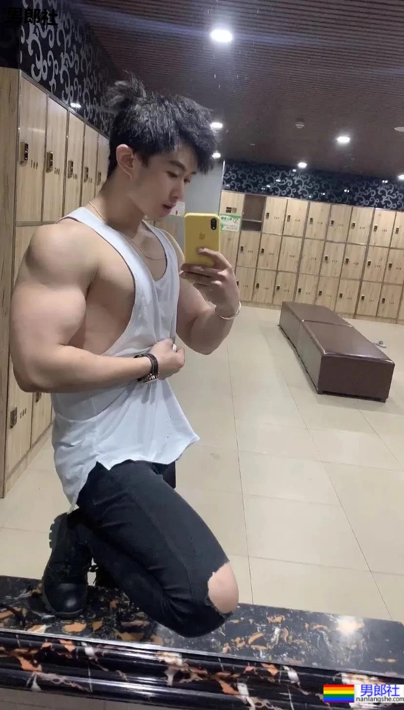 比体育生还好看的肌肉博主，超A身材让网友们都不淡定了！ - 51虹马