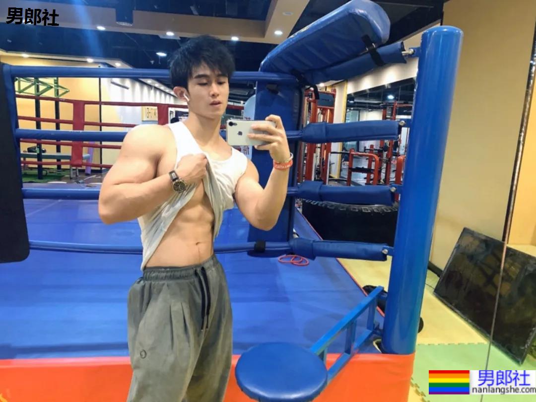 比体育生还好看的肌肉博主，超A身材让网友们都不淡定了！ - 51虹马