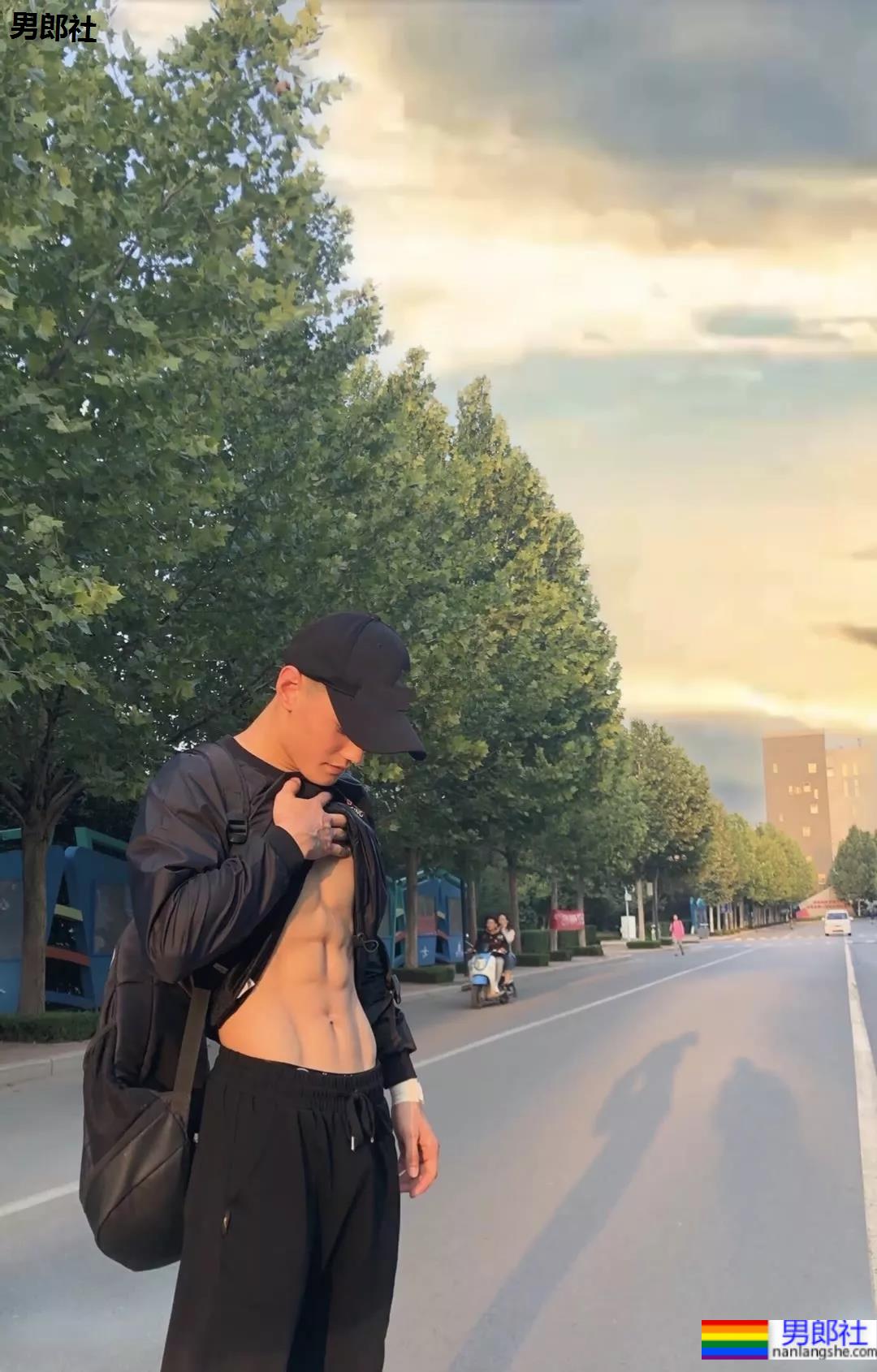 薄肌体育生在阳光下的小肌肉身材有多好看？ - 51虹马