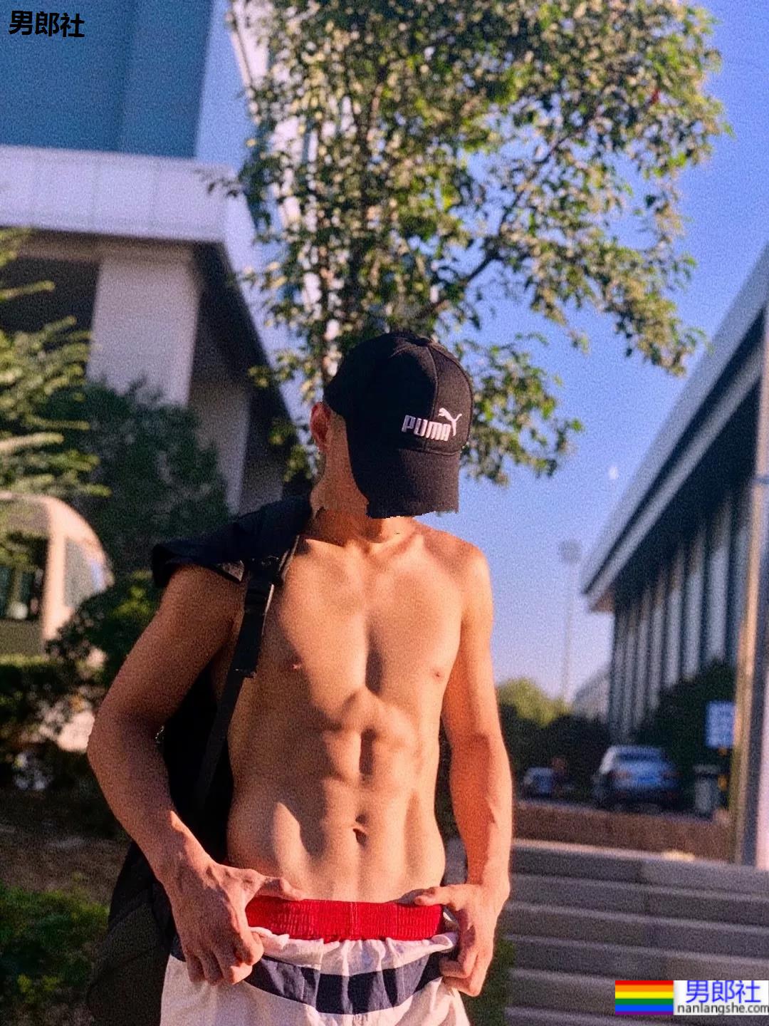 薄肌体育生在阳光下的小肌肉身材有多好看？ - 51虹马