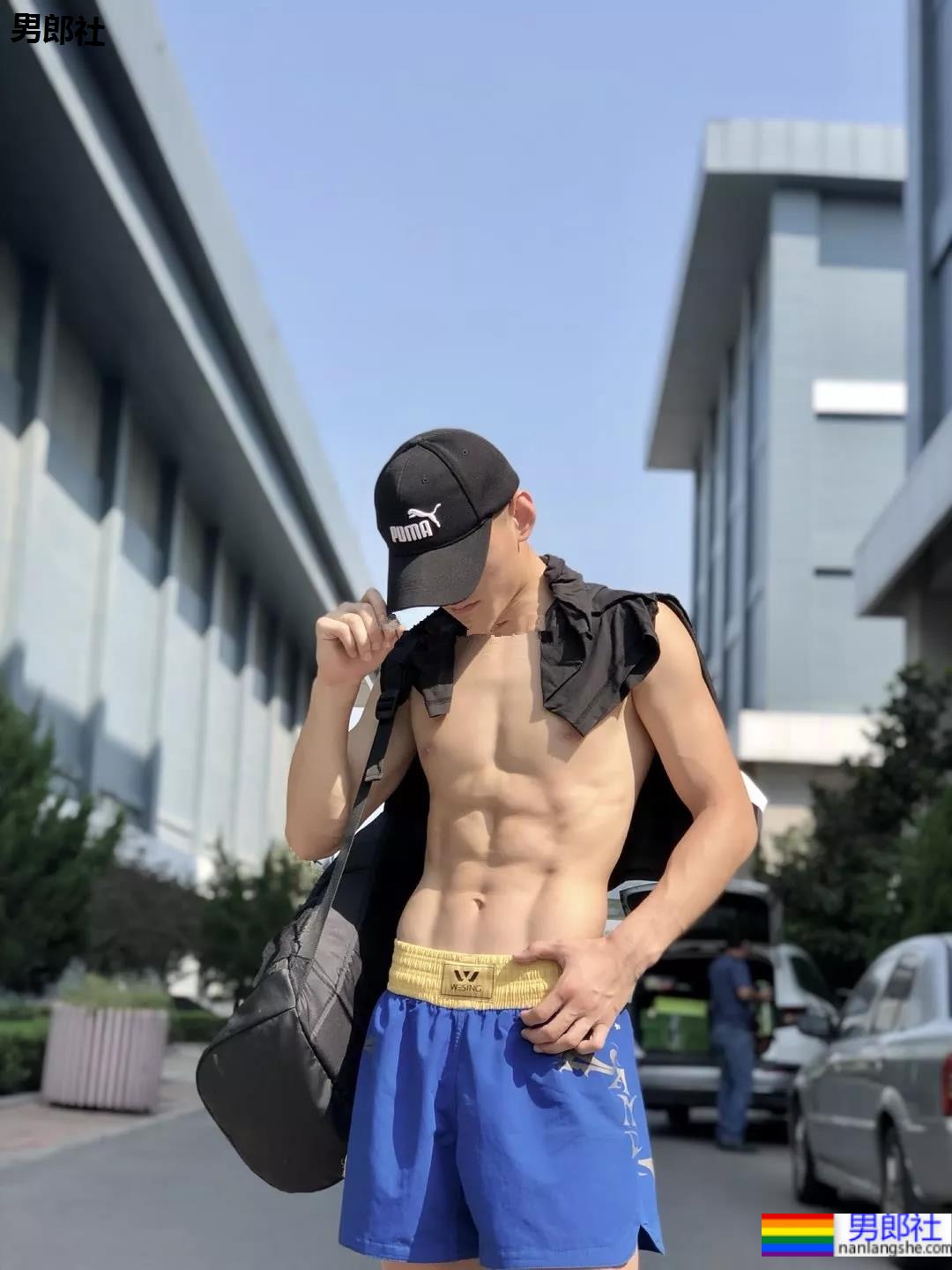 薄肌体育生在阳光下的小肌肉身材有多好看？ - 51虹马