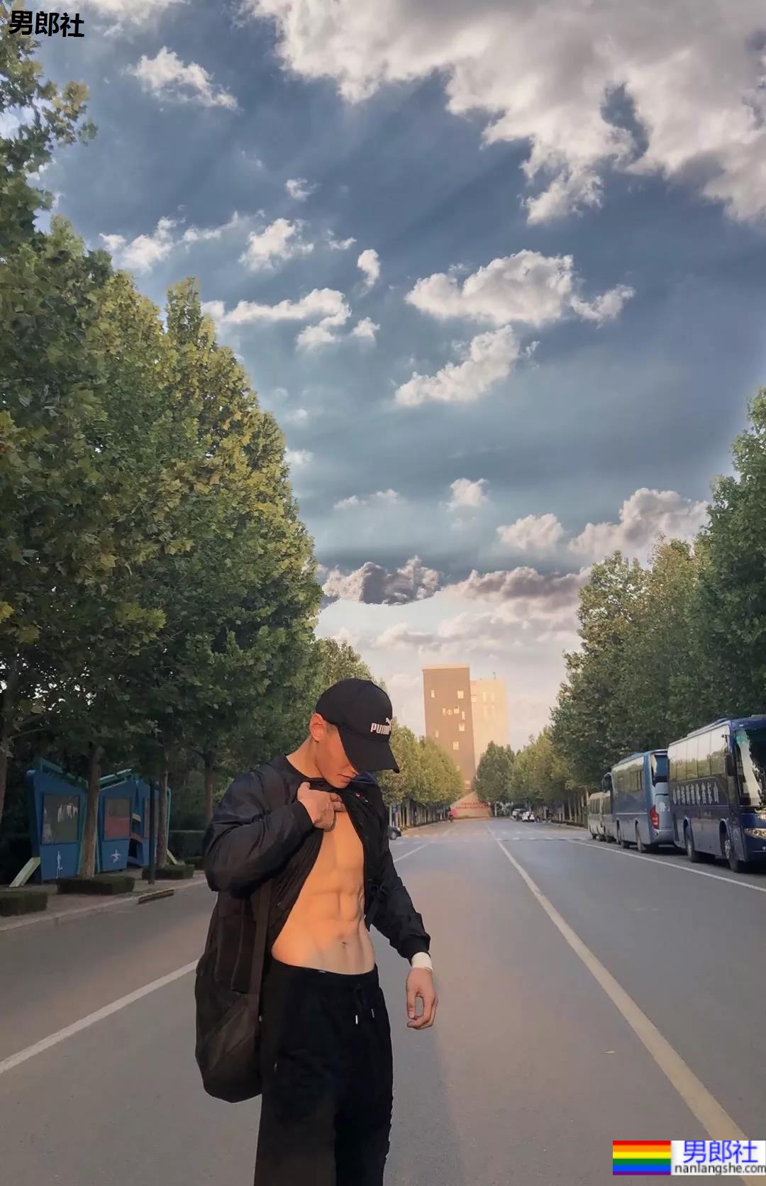 薄肌体育生在阳光下的小肌肉身材有多好看？ - 51虹马