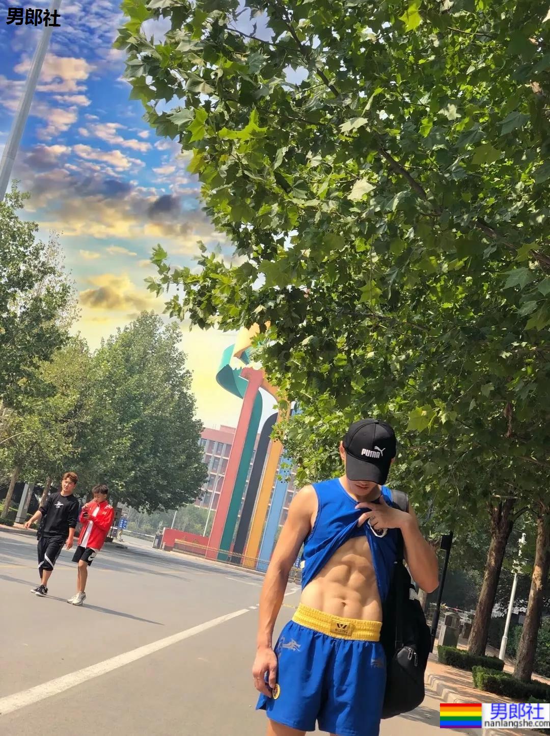 薄肌体育生在阳光下的小肌肉身材有多好看？ - 51虹马